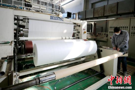 河北熔噴布工廠高效運(yùn)轉(zhuǎn)，日產(chǎn)原料可滿足250萬(wàn)只口罩需求
